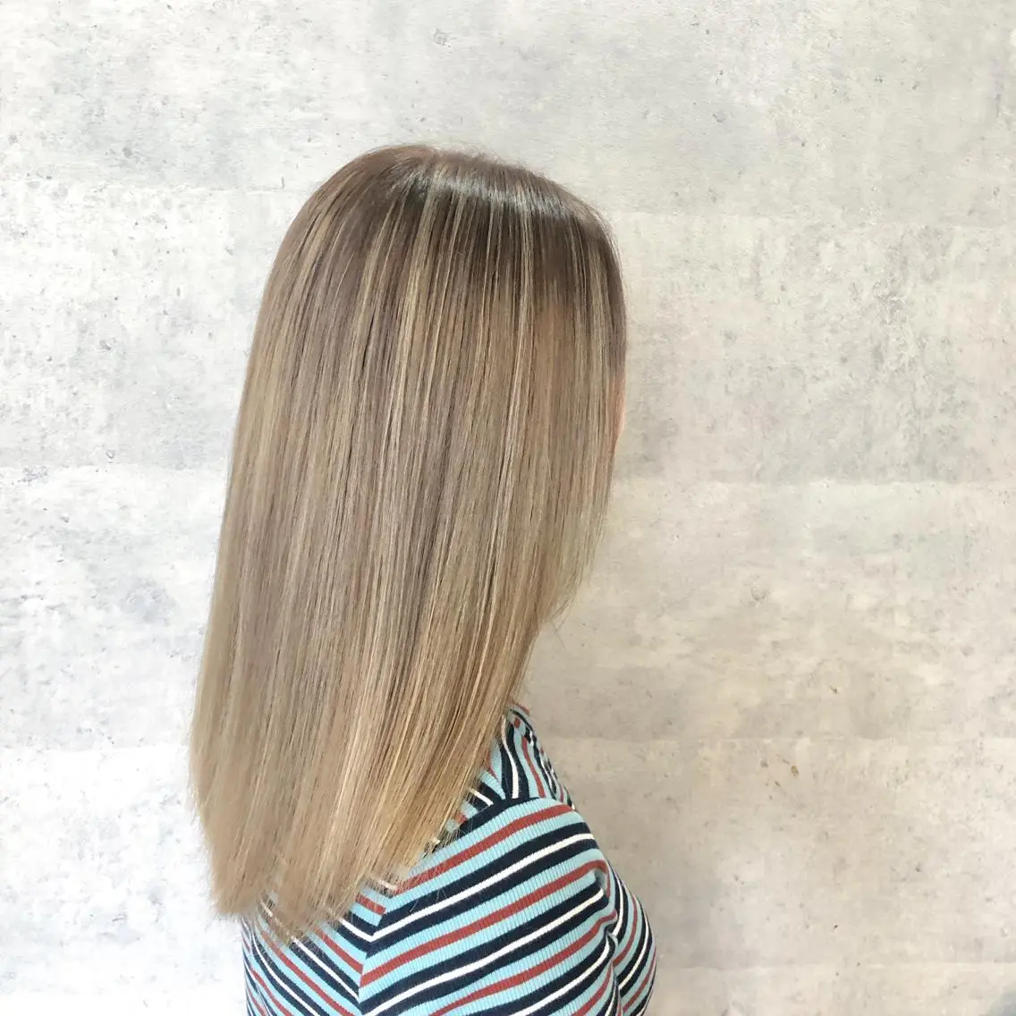 セミロング カラー ブリーチ ブロンド ハイライトカラー ハイライト 髪質改善で 憧れの潤艶美髪にのヘアスタイル