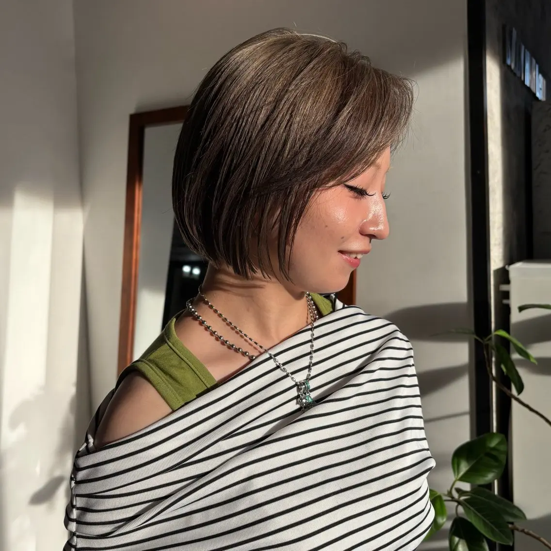 ショート カラー ベージュカラー ブリーチ 透明感カラー ヘーゼル ヘアカラー トリートメント 的場 莉音のヘアスタイル