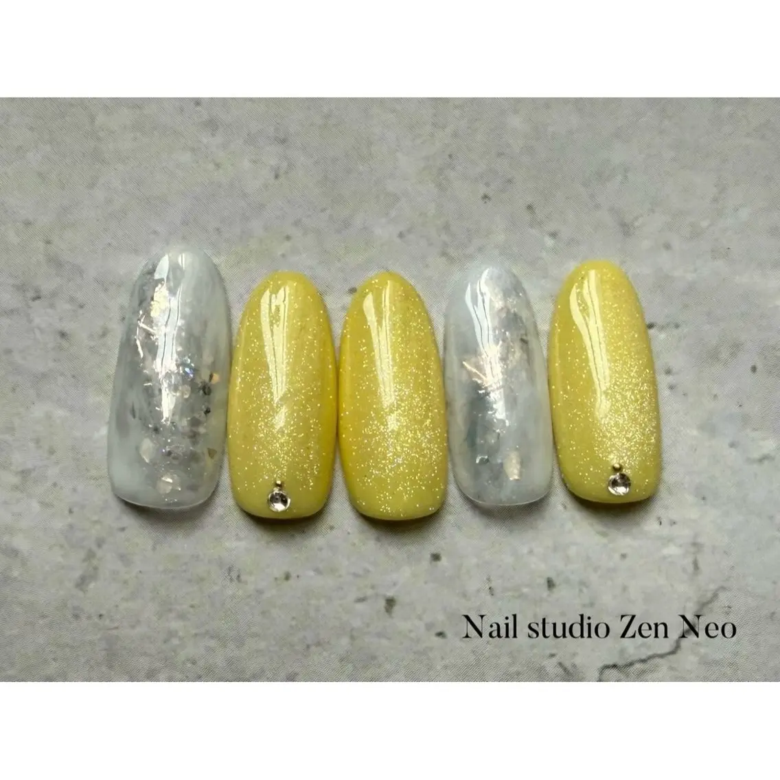ネイル ニュアンスネイル シンプルネイル 黄色 ハンドネイル Zen Neo / SEINA🎀のネイルデザイン