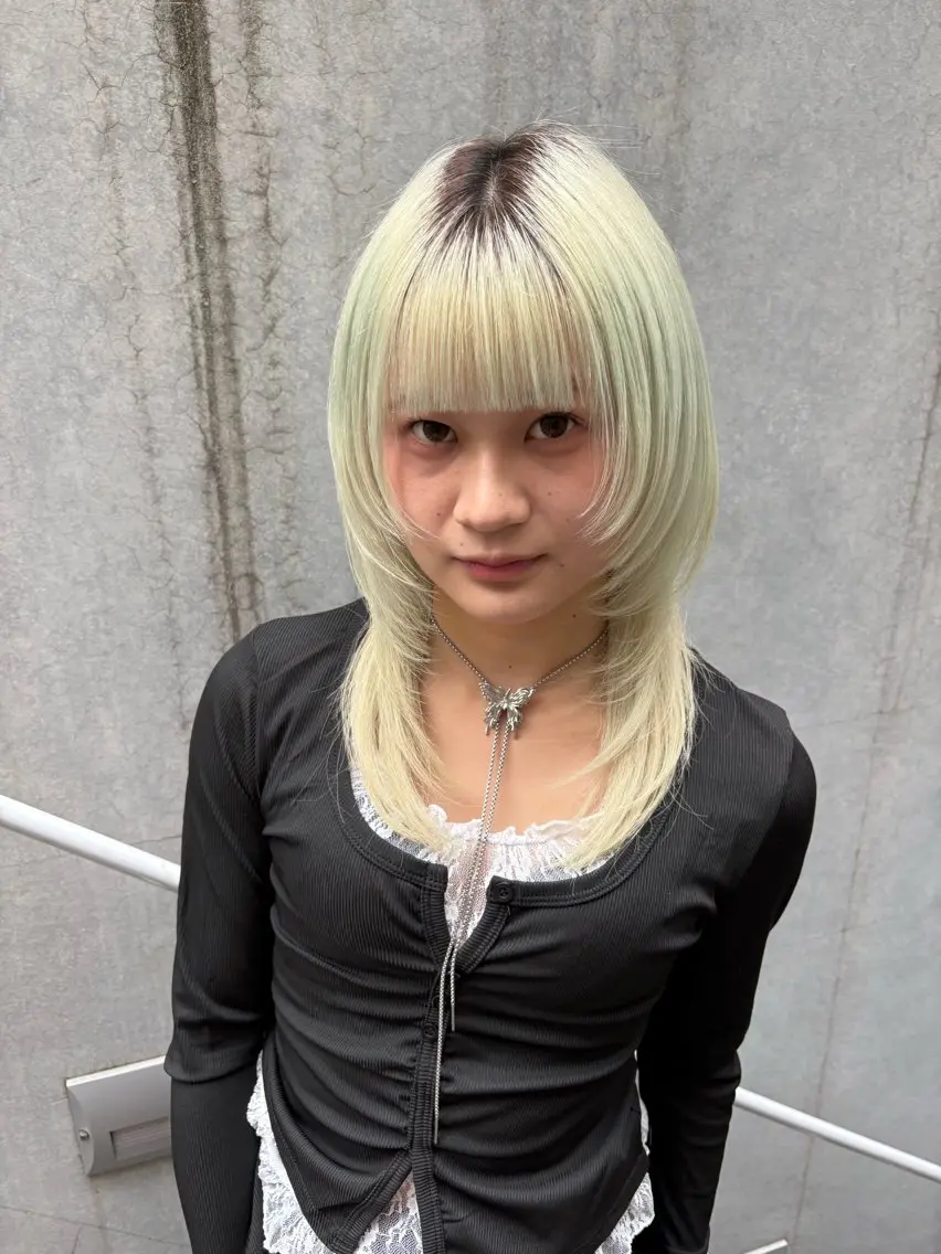 ミディアム カラー ハイトーンカラー ハッシュカット レイヤーカット カット ヘアカラー リカ/ハイトーン ・オリーブ🍀のヘアスタイル
