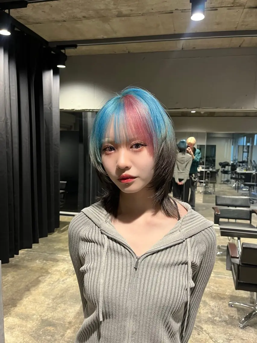 カット+ケアブリーチ+カラー+1ステップトリートメントの写真