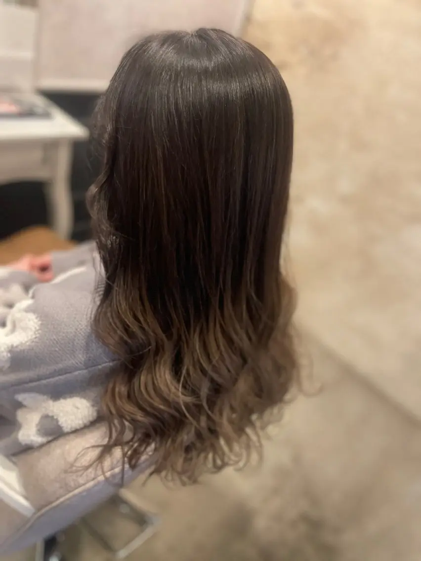 ロング カラー グラデーションカラー グレージュ ヘアカラー 三浦 みのりのヘアスタイル