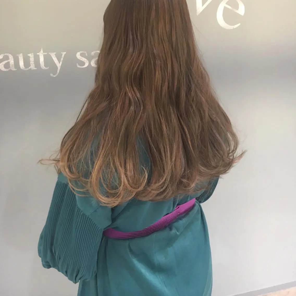 ロング カラー ベージュカラー ハイライトカラー オリーブベージュ ハイライト カット トリートメント 江原 彩華のヘアスタイル
