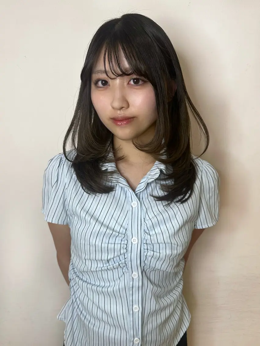 セミロング ヘアカラー 'axis hinaのヘアスタイル