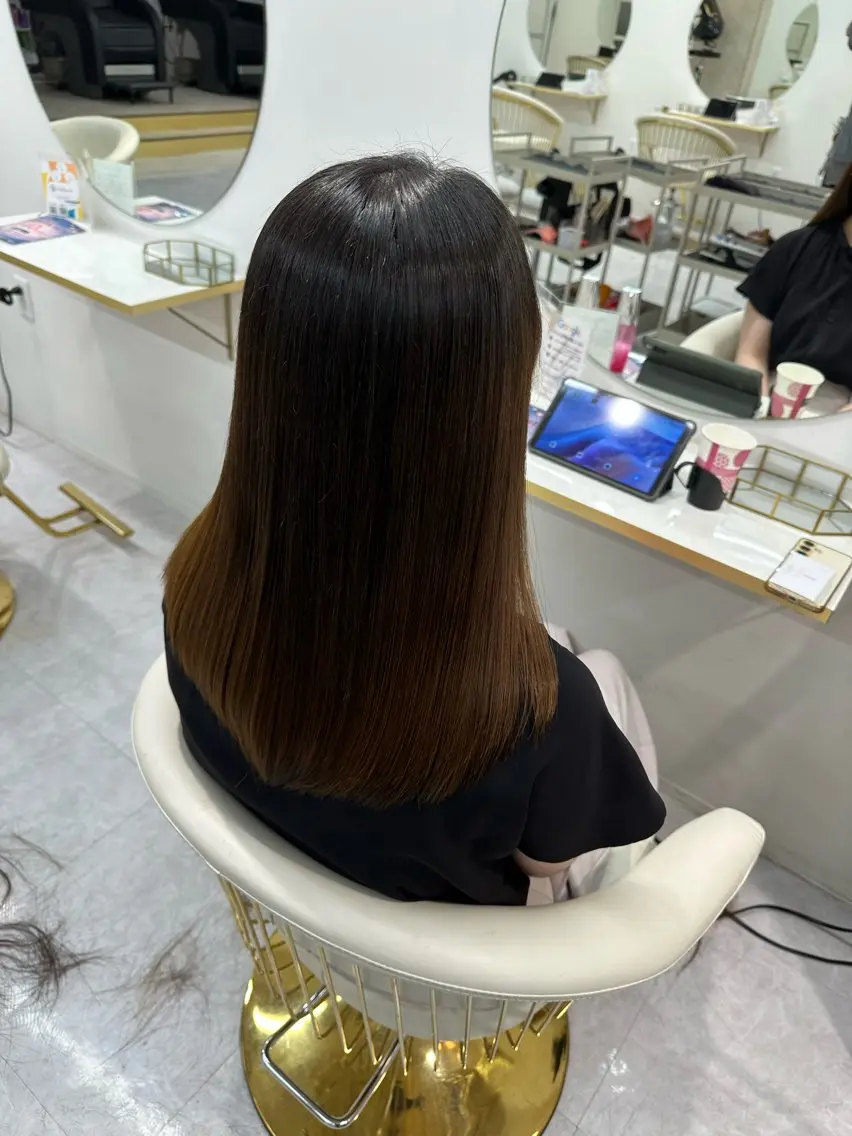 セミロング カット ヘアカラー トリートメント 艶髪、髪質改善 富田隼仁のヘアスタイル