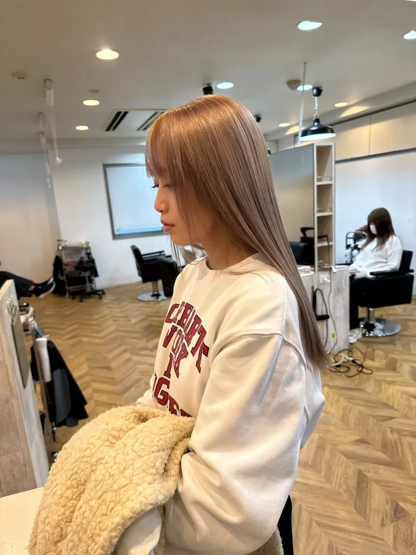 セミロング カラー ベージュカラー ミルクティーベージュ カット ヘアカラー トリートメント ブリーチ特化 梅田本多翔のヘアスタイル