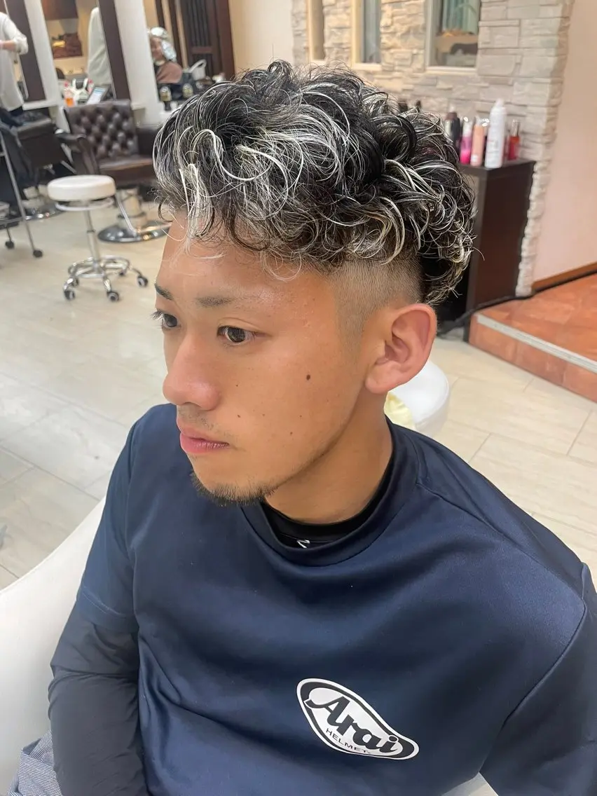 カラー 抜きっぱなしブロンド メッシュ 川端 萌那のヘアスタイル