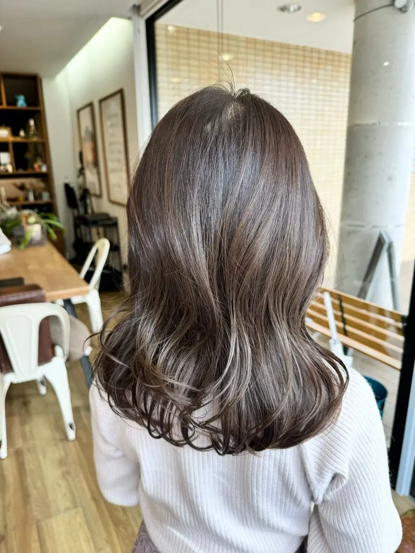 ロング カラー グレージュ カット ヘアカラー トリートメント ツキダテ ユイのヘアスタイル