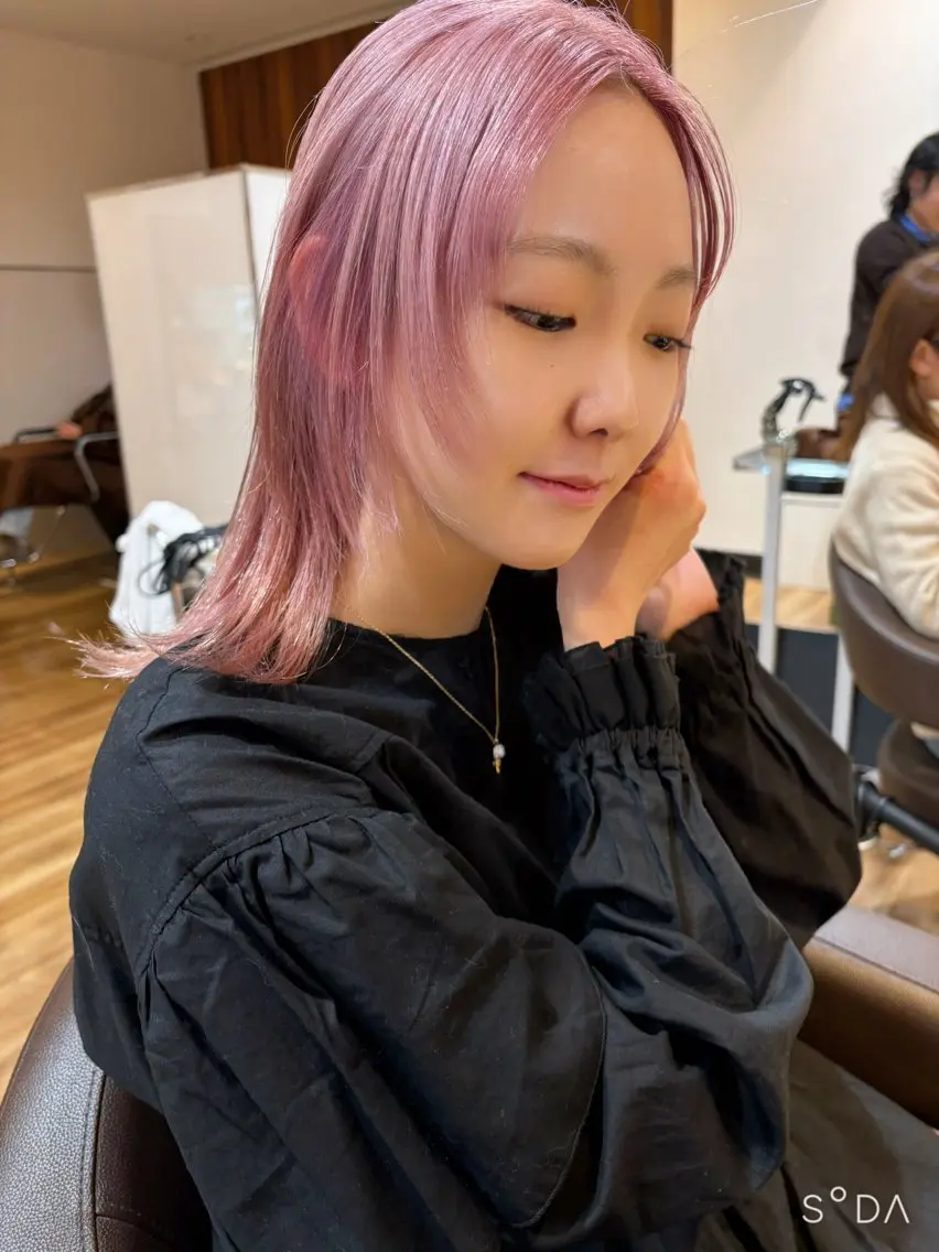 ミディアム カラー ハイトーンカラー ピンクカラー ウルフカット カット ヘアカラー トリートメント レイヤーカット /透明感/千葉怜寿のヘアスタイル