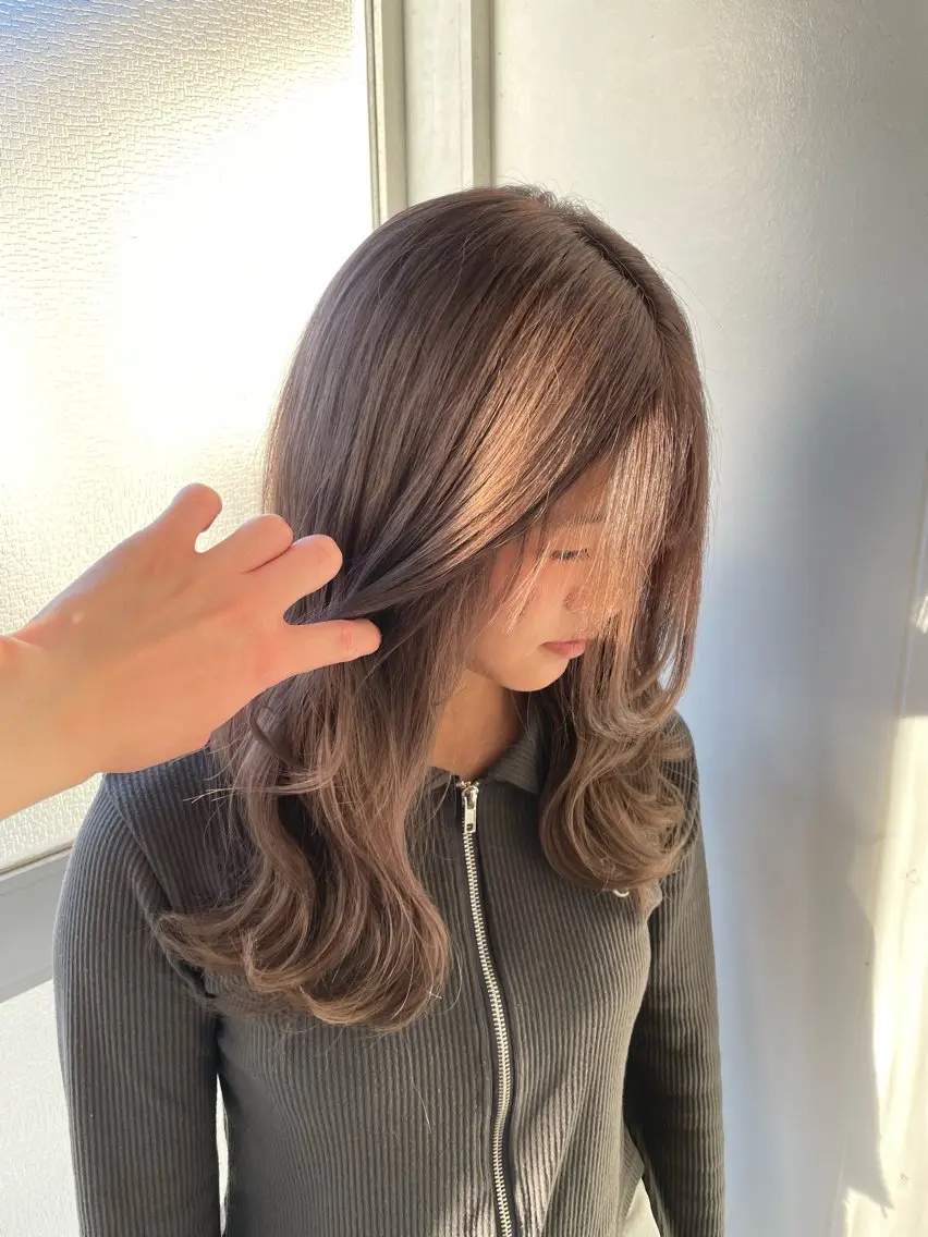 セミロング カラー ベージュカラー ブリーチ デザインカラー グレージュ オリーブベージュ カット ヘアカラー 小川 舜人のヘアスタイル