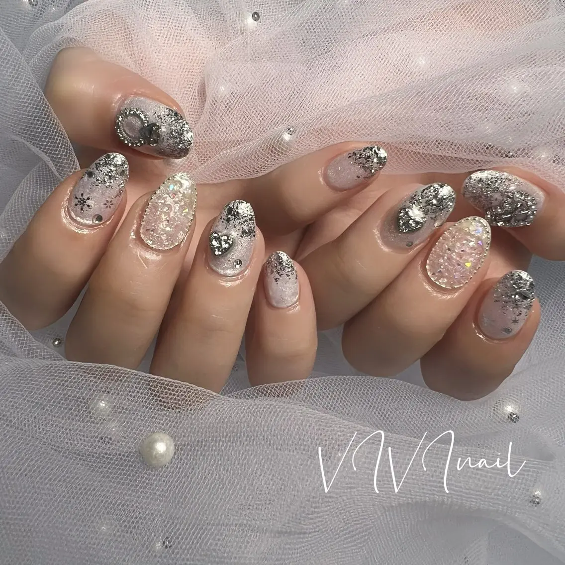 ネイル キラキラネイル ホワイト ハンドネイル vivi nailのネイルデザイン