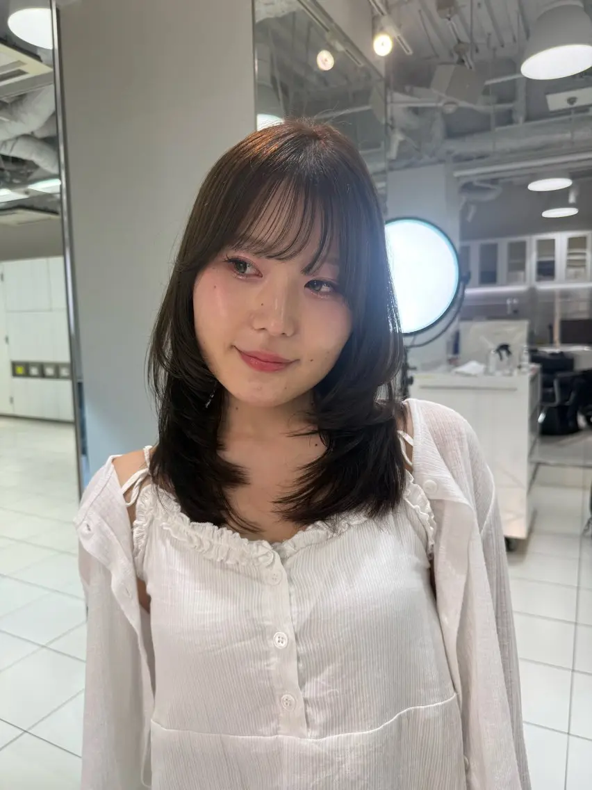 ミディアム カラー 透明感カラー グレージュ オリーブグレージュ オリーブグレー 顔まわりレイヤー カット ヘアカラー トリートメント ミルクティー/艶ハイ トーン/RIKUのヘアスタイル