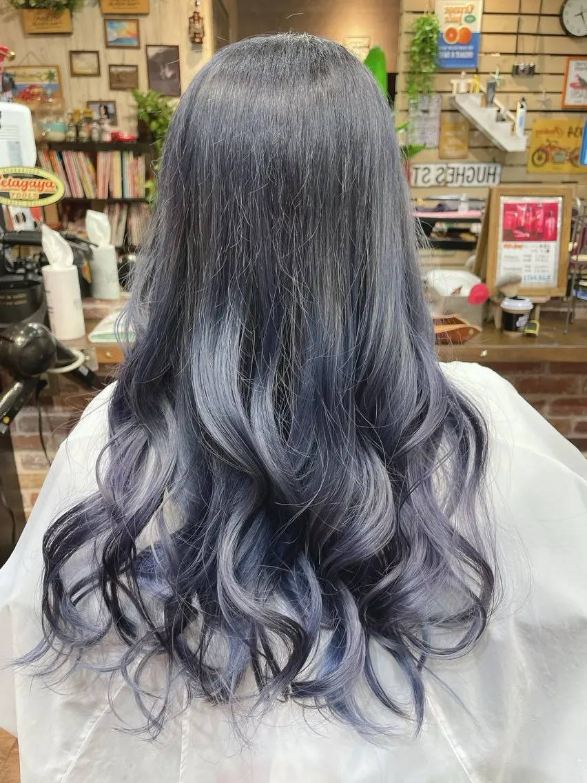 ロング カラー アッシュ ブリーチ ブルーカラー ブルーパープル グラデーションカラー ヘアカラー トリートメント 🌴 NALUスタイ リストおKIKU🏄のヘアスタイル