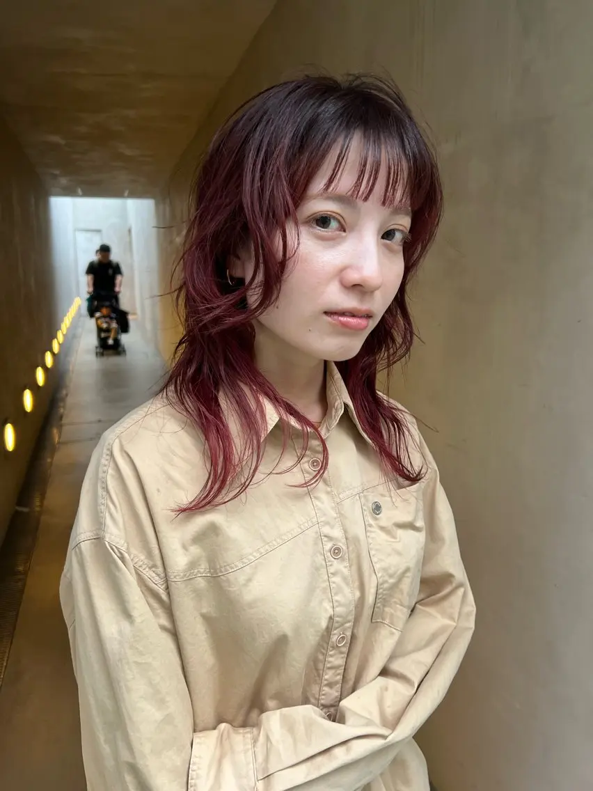 セミロング カラー レッドカラー レイヤーカット カット ヘアカラー トリートメント YUI ハイトーンカラーのヘアスタイル