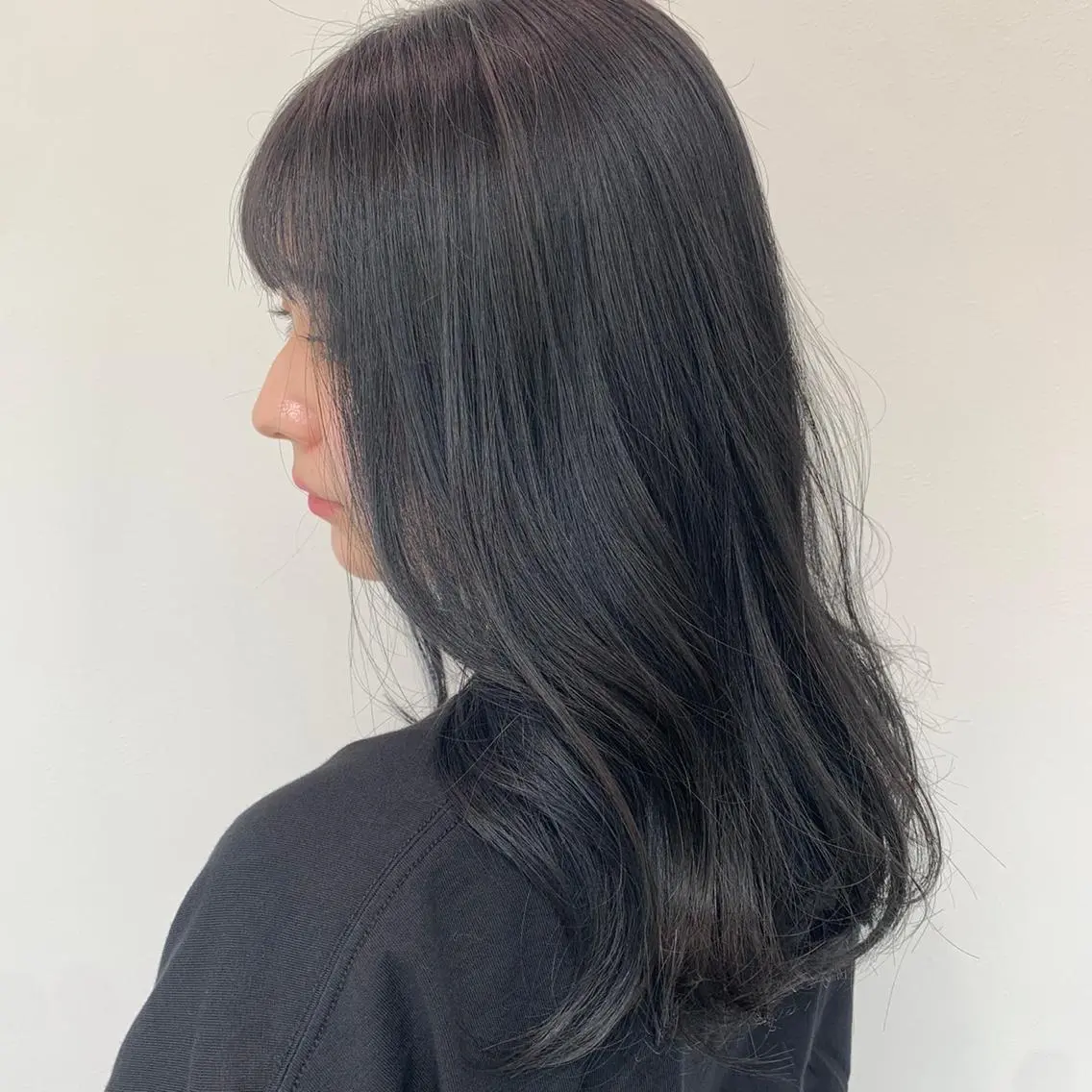 ミディアム カラー 黒髪 ブルーカラー ブルーブラック ブルーラベンダー ダブルカラー トレンドカラー MAHOのヘアスタイル