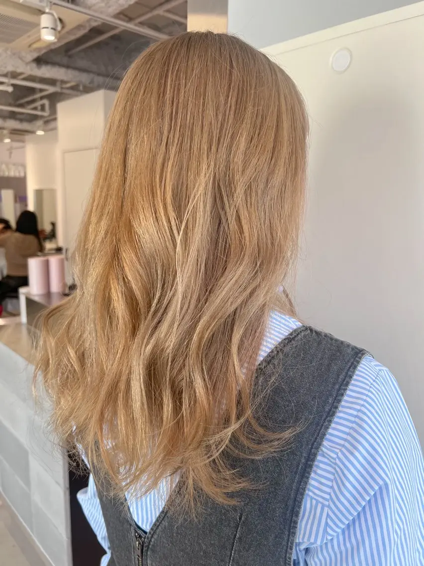 セミロング カラー ヘアカラー トリートメント 艶ハイトーン🔆 ️️️安座間 希のヘアスタイル