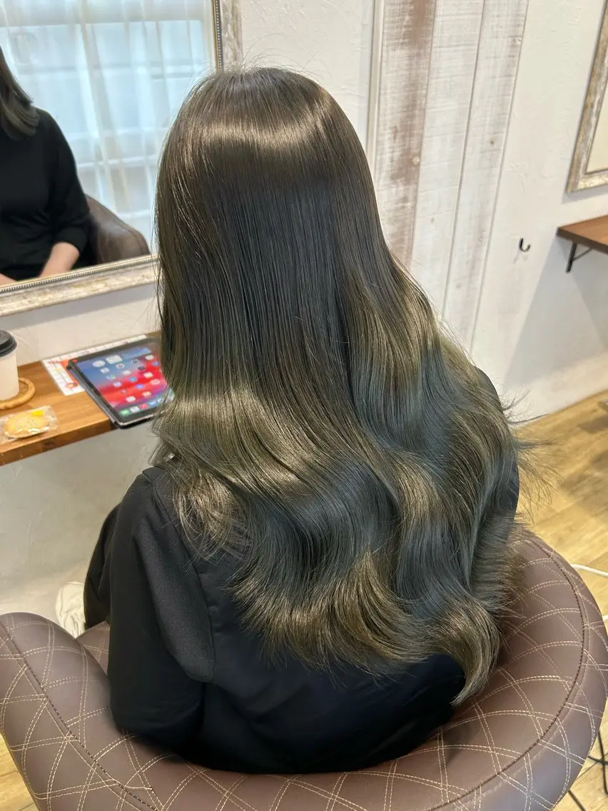 ロング カラー ブリーチ 透明感カラー グレージュ オリーブグレージュ オリーブグレー ヘアカラー トリートメント 冨田 果歩のヘアスタイル
