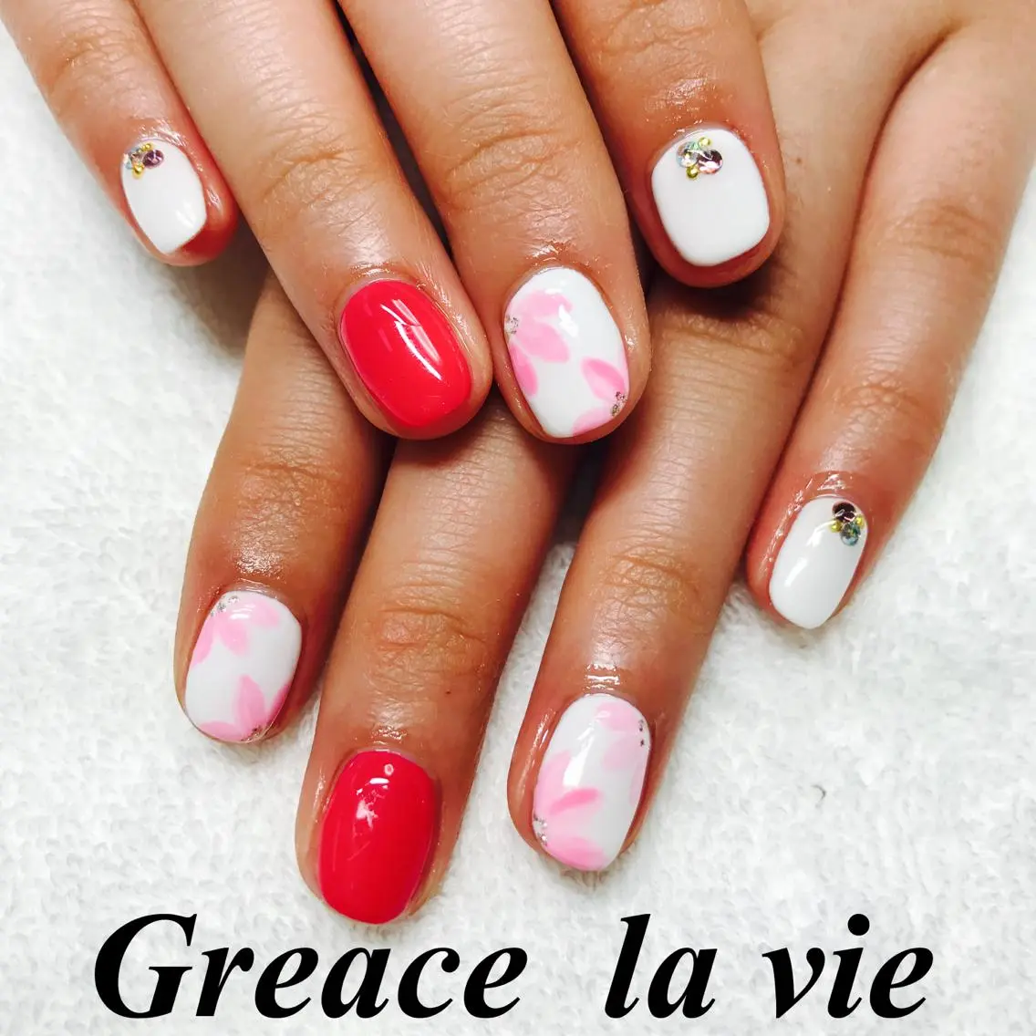 ミディアム カラー パーマ ヘアアレンジ ネイル マツエク・マツパ ピンクカラー カラーマツエク ピンク Greace  la vieのネイルデザイン