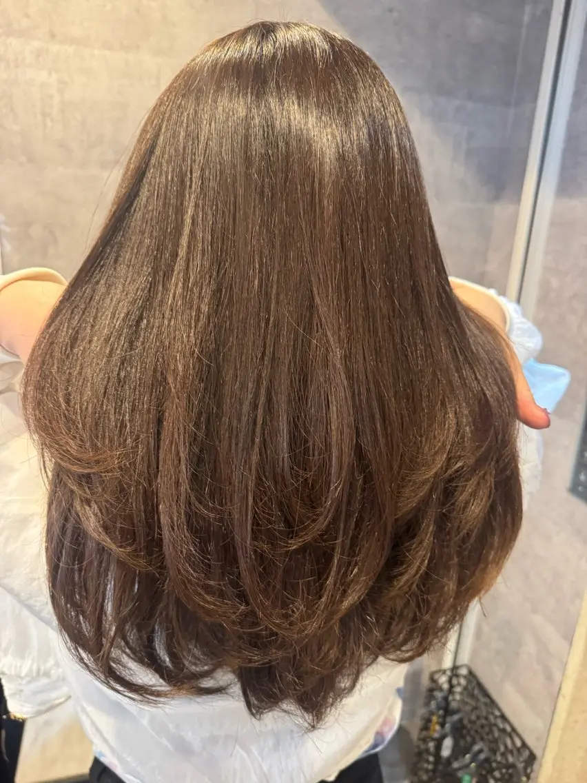セミロング 顔まわりレイヤー 髪質改善 レイヤーカット トリートメント カット ヘアカラー 髪質改善池袋𓊆 大士𓊇ダブルカラーのヘアスタイル