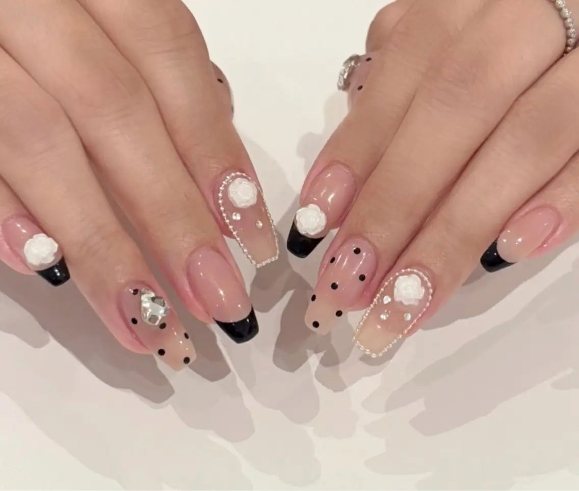 ネイル フレンチネイル ジェルネイル ガラスフレンチ キラキラネイル ロングネイル ハンドネイル Queeens nailのネイルデザイン