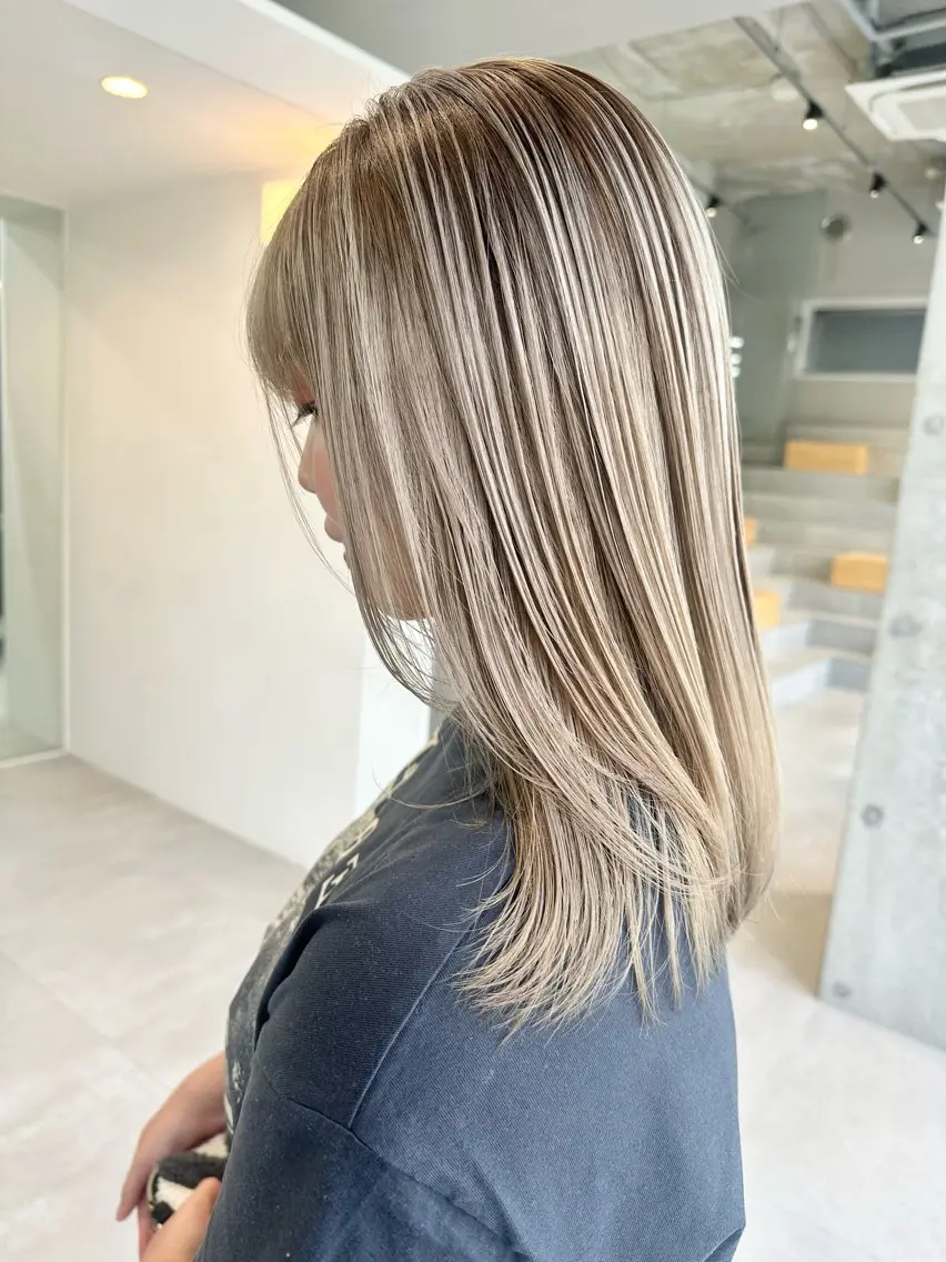 セミロング レイヤーカット カット ヘアカラー 大塚 夏生のヘアスタイル