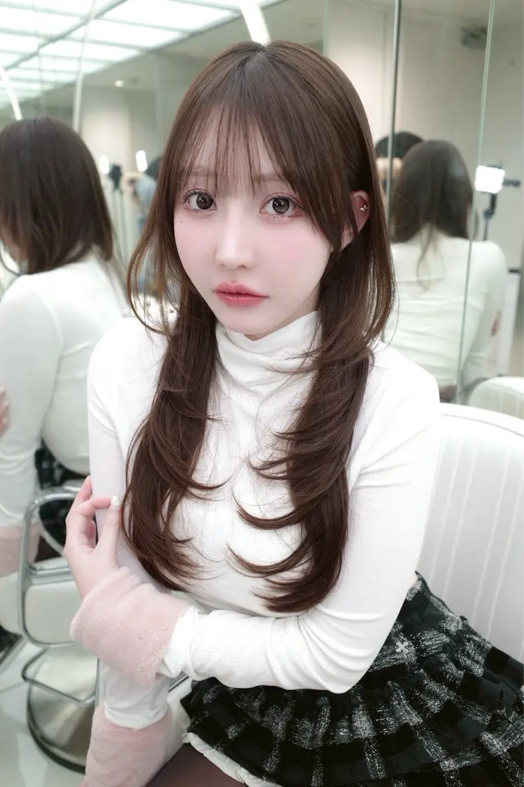 ロング がわ/ハイレイヤー /ハイトーンカラーのヘアスタイル
