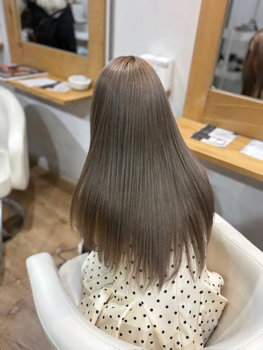 ロング カラー アッシュ アッシュグレー アッシュグレージュ ブリーチ グレージュ 京都駅/透明感カラー 🖤sakiのヘアスタイル