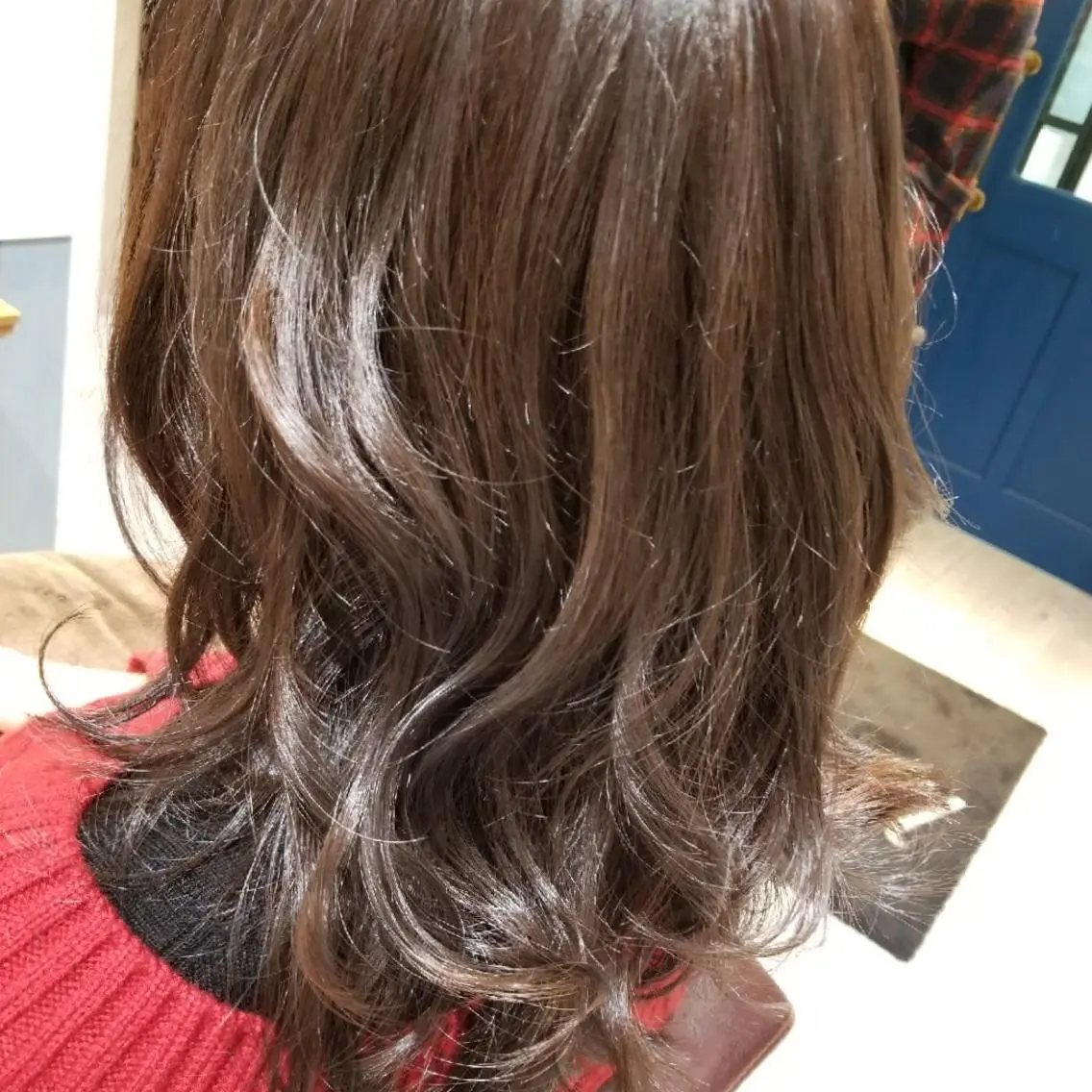 ミディアム カラー アッシュ カット ヘアカラー トリートメント SAKURA (サクラ)のヘアスタイル