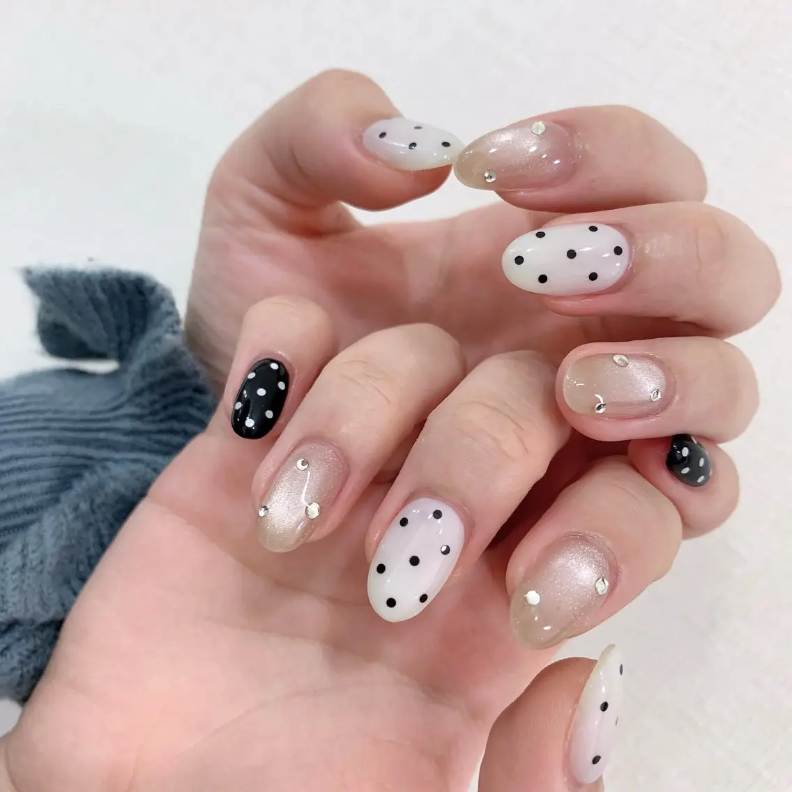 ネイル キラキラネイル マグネットネイル 春ネイル ワンホンネイル Rainbow Nailのネイルデザイン