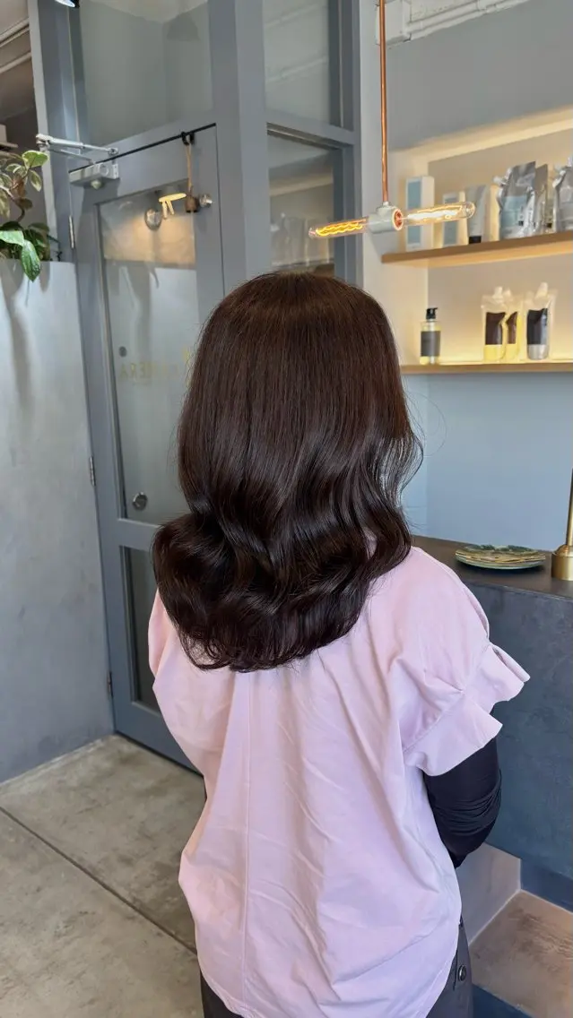 セミロング カット 夜久 来実のヘアスタイル