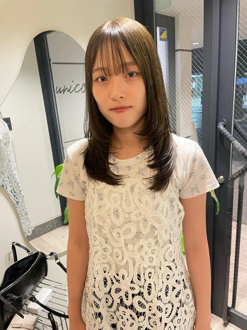 セミロング カラー グレージュ オリーブグレージュ オリーブグレー レイヤーカット カット ヘアカラー トリートメント 渋谷 留菜のヘアスタイル