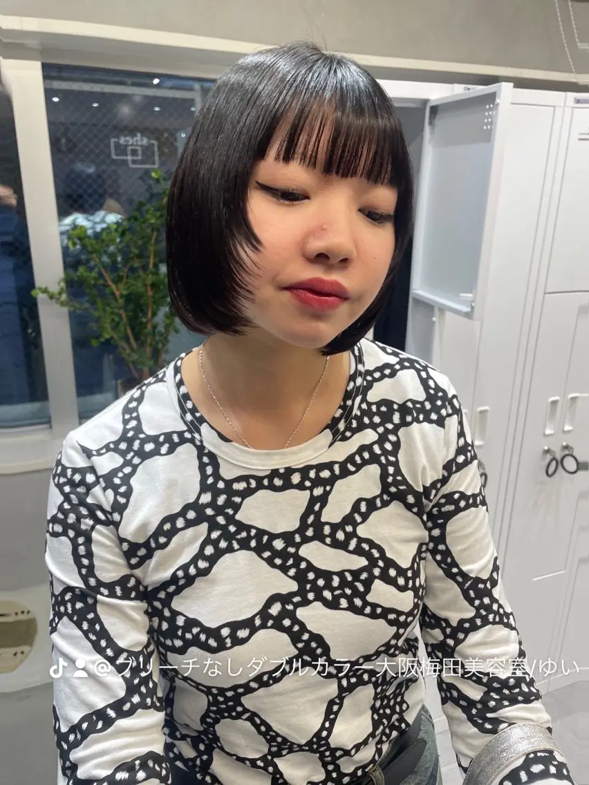 ミディアム カラー 黒髪 ブルーカラー ブルーブラック yui/ layer cutのヘアスタイル