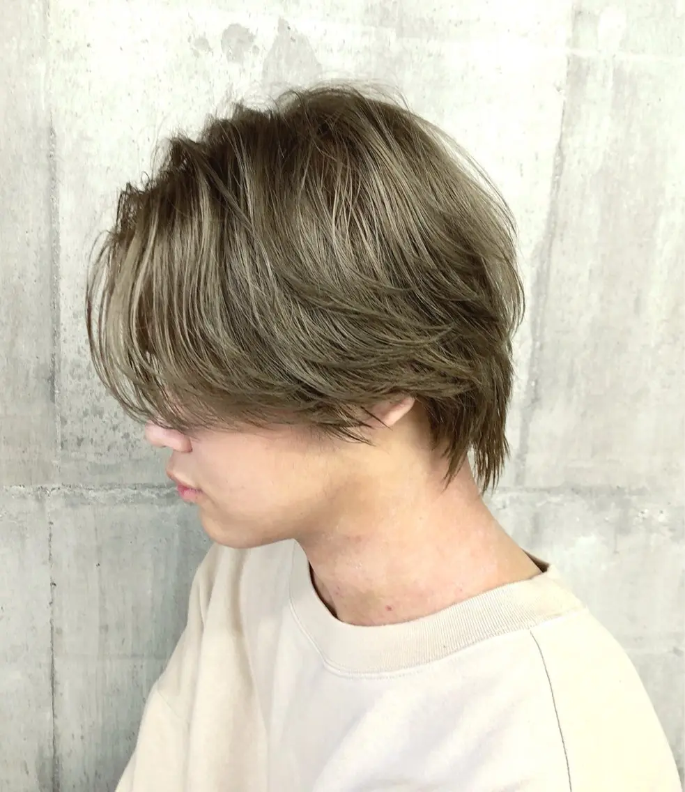 ショート カラー メンズ メンズブリーチ センターパート メンズウルフカット ブリーチ グレージュ カット ヘアカラー トリートメント ショート、韓国メンズ ヘアのかつらぎのヘアスタイル