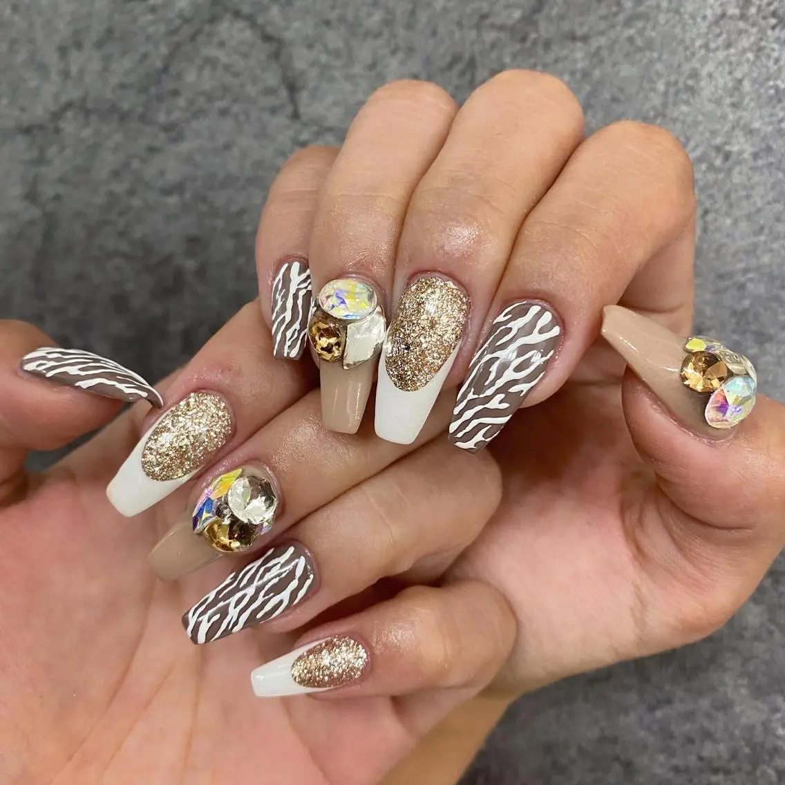 ネイル アートネイル フレンチネイル ジェルネイル ラメ(グリッター) ロングネイル SHIORI 📍渋谷 / 円山町のネイルデザイン
