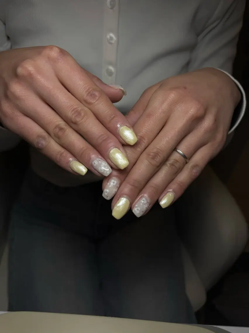 ネイル オーロラネイル パステルネイル 黄色 plum nailのネイルデザイン