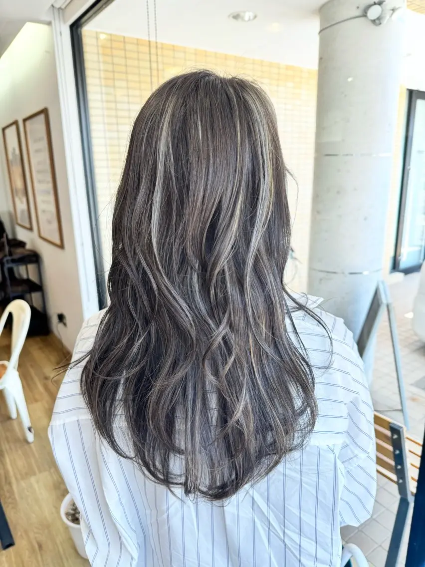 ロング カラー アッシュ アッシュグレー ヘアカラー トリートメント ツキダテ ユイのヘアスタイル