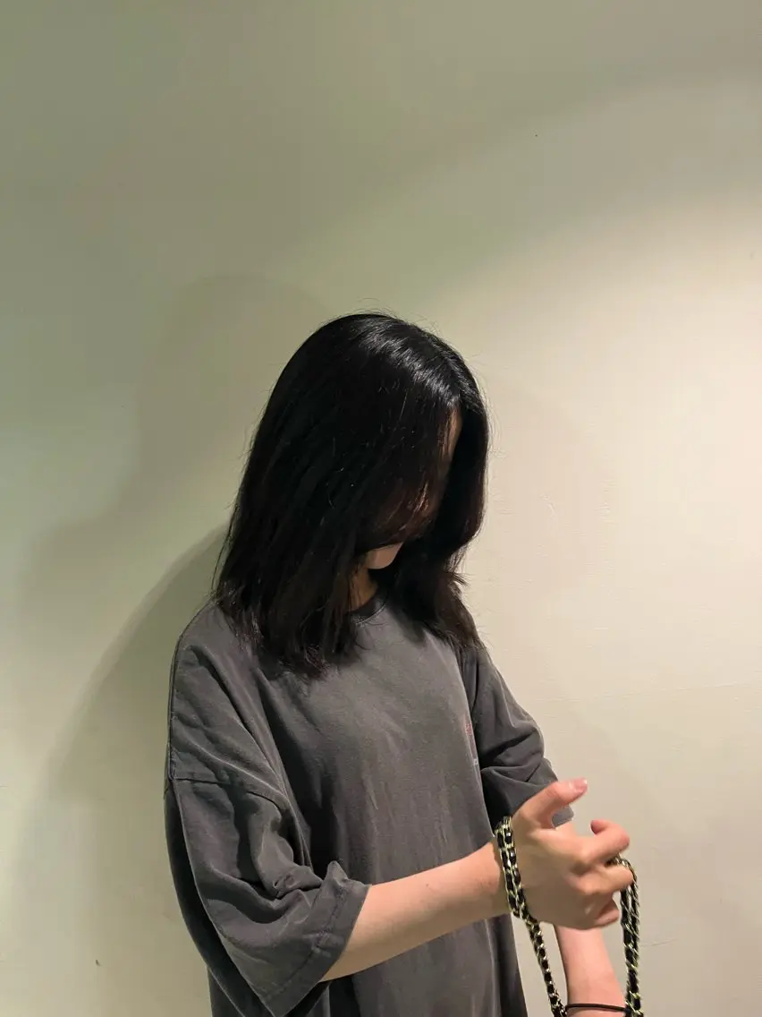 セミロング カラー 黒髪 石澤 萌茄のヘアスタイル