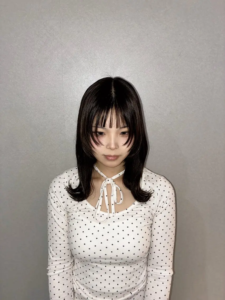 ミディアム 顔まわりレイヤー レイヤーカット オン眉 ハナダ メイのヘアスタイル