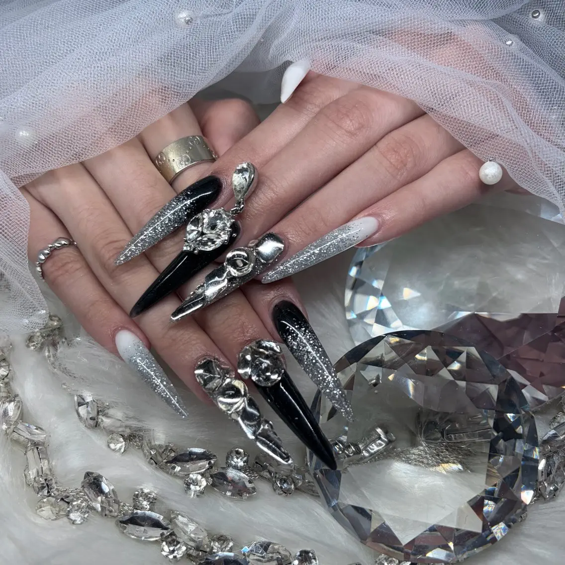 ネイル ハンドネイル 𝑅𝑖𝑛 🫧 アクリルスカルプのネイルデザイン