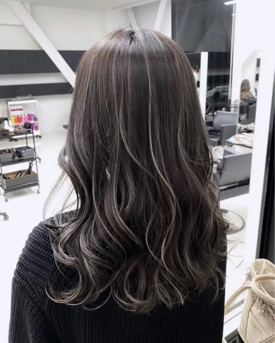 ロング カラー ハイライトカラー ハイライト カット ヘアカラー トリートメント ブリーチカラー 安田海音のヘアスタイル