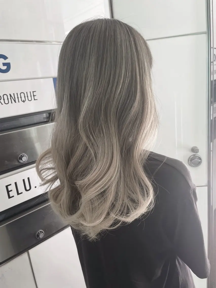 セミロング カラー ブリーチ ヘアカラー トリートメント 山本 雅由のヘアスタイル