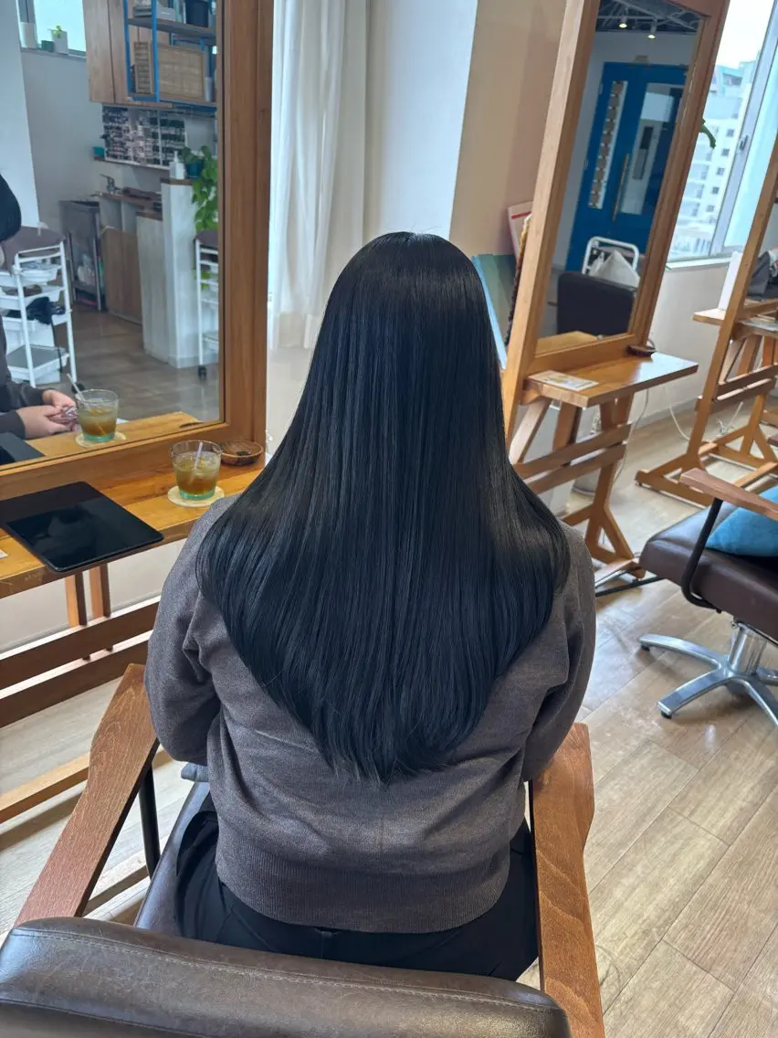 ロング カラー 黒髪 ブルーカラー ブルーブラック ハイレイヤー レイヤーカット カット ヘアカラー トリートメント RINNO🌷透明感 カラー/髪質改善のヘアスタイル