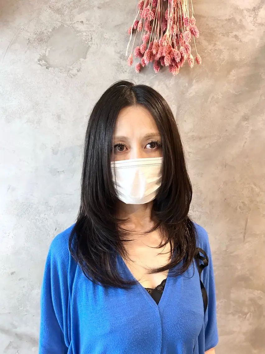 セミロング レイヤーカット 濵﨑 理奈のヘアスタイル