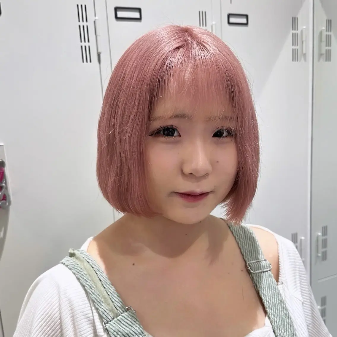 セミロング シールエクステ/ ブリーチカラーのヘアスタイル