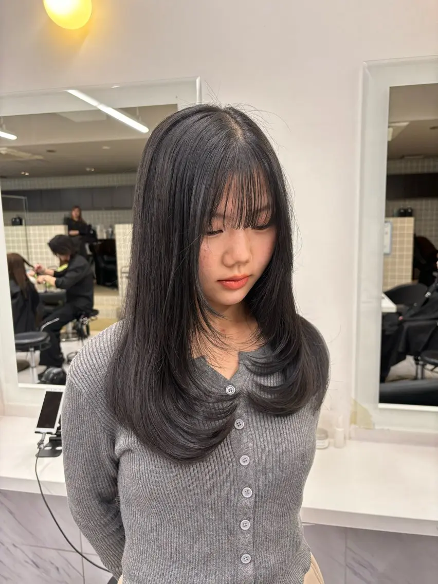 セミロング 抜け感レイヤー︴ ニュアンスカラーのヘアスタイル