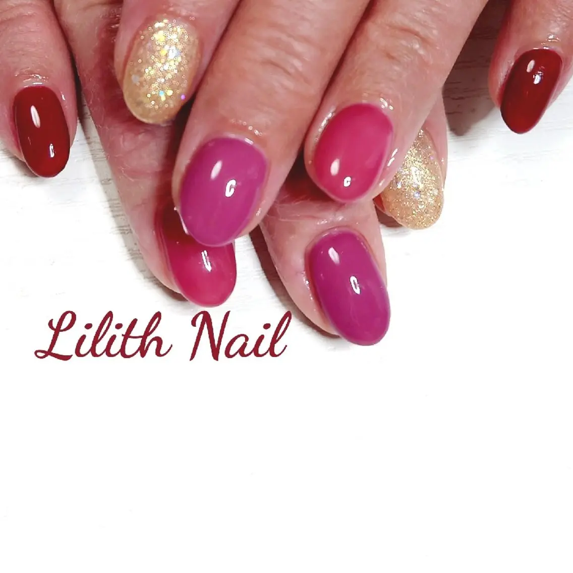 ネイル ゴールド ワンカラーネイル 赤色 ショートネイル 冬ネイル ハンドネイル Lilith Nailのネイルデザイン