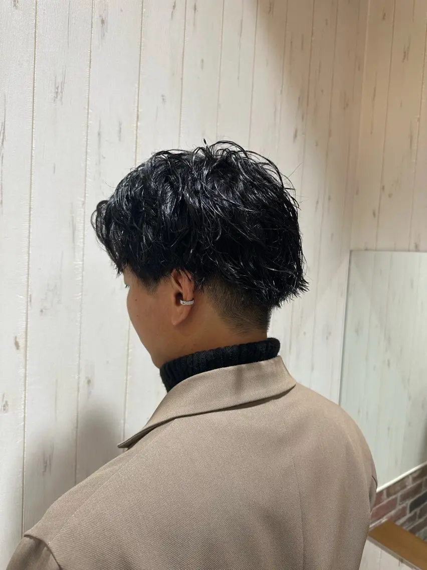 ミディアム パーマ メンズ ミディアムパーマ メンズブリーチ ダウンパーマ メンズハイライト メンズインナーカラー 中嶋 紘夢のヘアスタイル