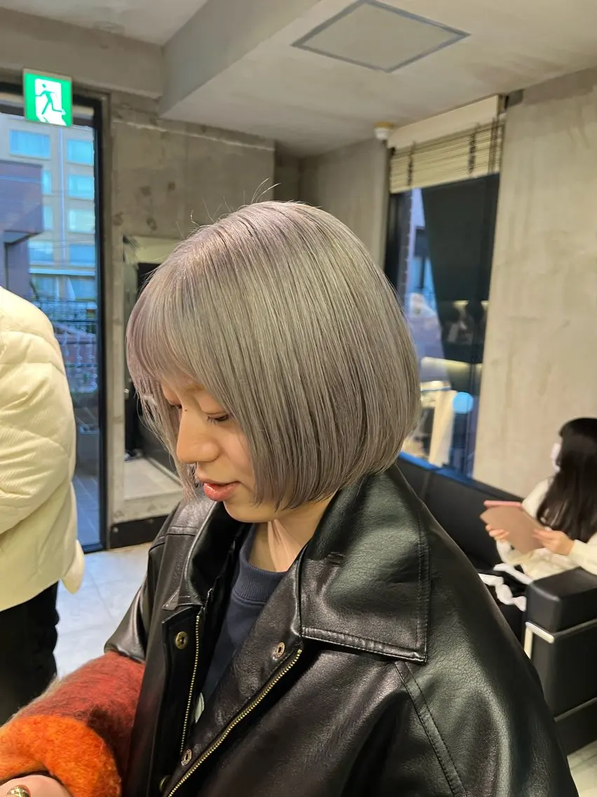 ミディアム カラー ハイトーンカラー シルバー ヘアカラー ハイライト/白髪ぼか し/臼田さりな🌹のヘアスタイル