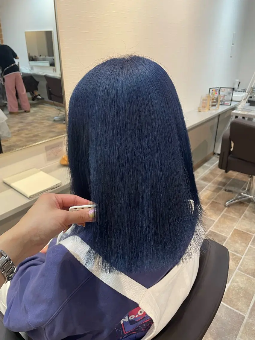 ミディアム カラー ブルーカラー ネイビーカラー ヘアカラー YUI/ ブリーチカラー🌷のヘアスタイル