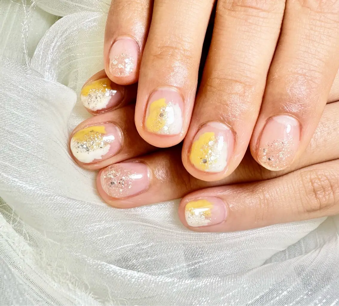 ネイル キラキラネイル ホワイト 黄色 ハンドネイル NISHIOKA FUKUMIのネイルデザイン